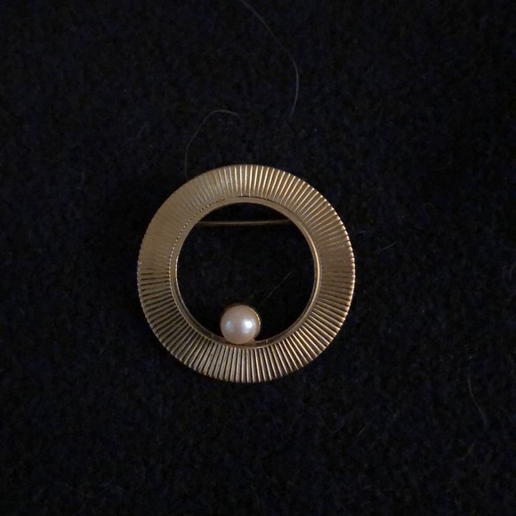 Circle pin with single pearl - Picture 3 of 3
